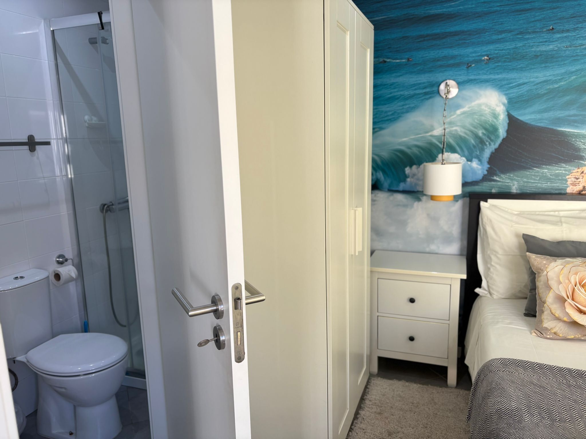 Een douche, een haardroger, handdoeken, zeep