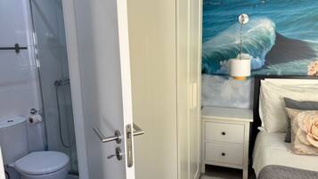 Een douche, een haardroger, handdoeken, zeep