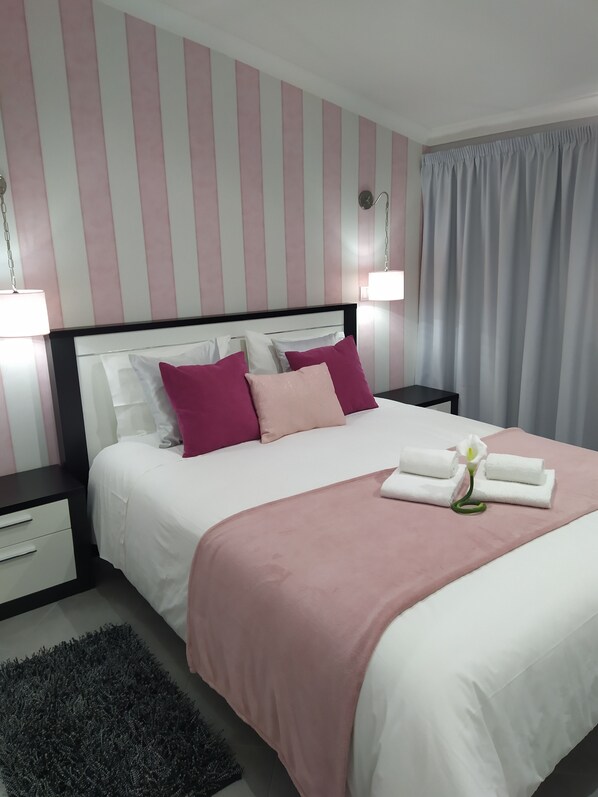 2 bedrooms, iron/ironing board, travel crib, free WiFi - apartment with terrace by the beach (Nazaré)