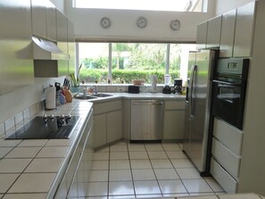 Jääkaappi, mikroaaltouuni, uuni, liesi