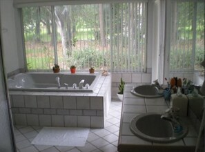 Ensemble douche/baignoire, sèche-cheveux, serviettes fournies, savon