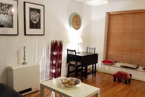 Dining - One-bed dockside flat near Canary Wharf  (London)