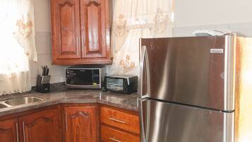 Een koelkast, een oven