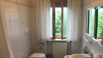 Haartrockner, Handtücher, Seife, Shampoo