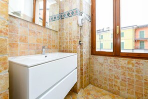 Shower, hair dryer, towels, shampoo