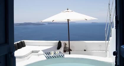 Traditional villa in Oia with Jacuzzi and unique view of the Volcano and Caldera