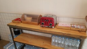 Buzdolabı, mikrodalga fırın, elektrikli su ısıtıcısı