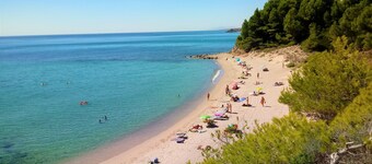  Heerlijk rustig gelegen villa vlakbij het strand. Grote tuin, omheind zwembad en barbecue