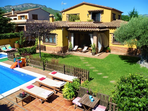  Beautiful and quiet villa near beach. Large garden, fenced pool and barbecue
