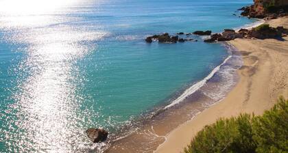 Beautiful and quiet villa near beach. Large garden, fenced pool and barbecue