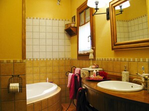 Duschwanne, Haartrockner, Bidet, Handtücher