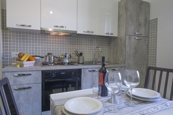 KĂŒhlschrank, Ofen, Herdplatte, Wasserkocher mit Kaffee-/Teezubehör