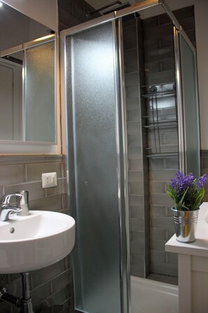 Shower, hair dryer, bidet, towels - WelcHomeLoft: holiday home  (Palermo)