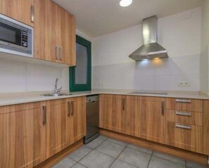 Fridge, microwave, dishwasher, coffee/tea maker