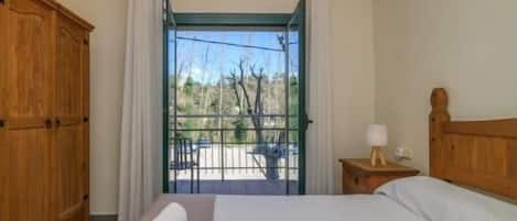 2 bedrooms, iron/ironing board, internet, bed sheets