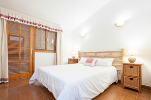 3 chambres, fer et planche à repasser