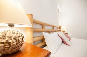3 habitaciones y tabla de planchar con plancha