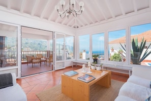 Living area - Privacy: pool, terrace & garden, bbq, views [G] (Icod de los Vinos)