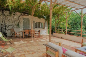 Outdoor dining - So close from the beach! Village house with garden and securised pool in Sanary (Sanary-Sur-Mer)