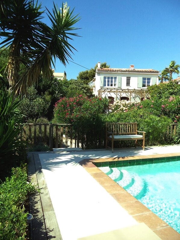 Outdoor pool - So close from the beach! Village house with garden and securised pool in Sanary (Sanary-Sur-Mer)