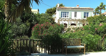 So close from the beach! Village house with garden and securised pool in Sanary