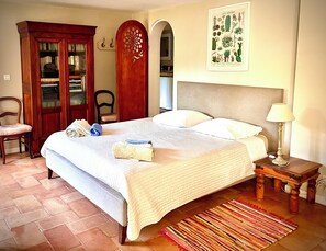 5 soveværelser, skrivebord, strygejern/strygebræt, weekendseng