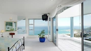 4 bedrooms, in-room safe, desk, iron/ironing board