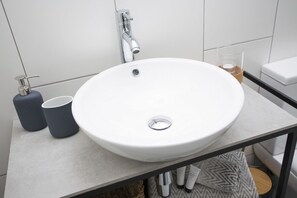 Ducha, secador de pelo, toallas