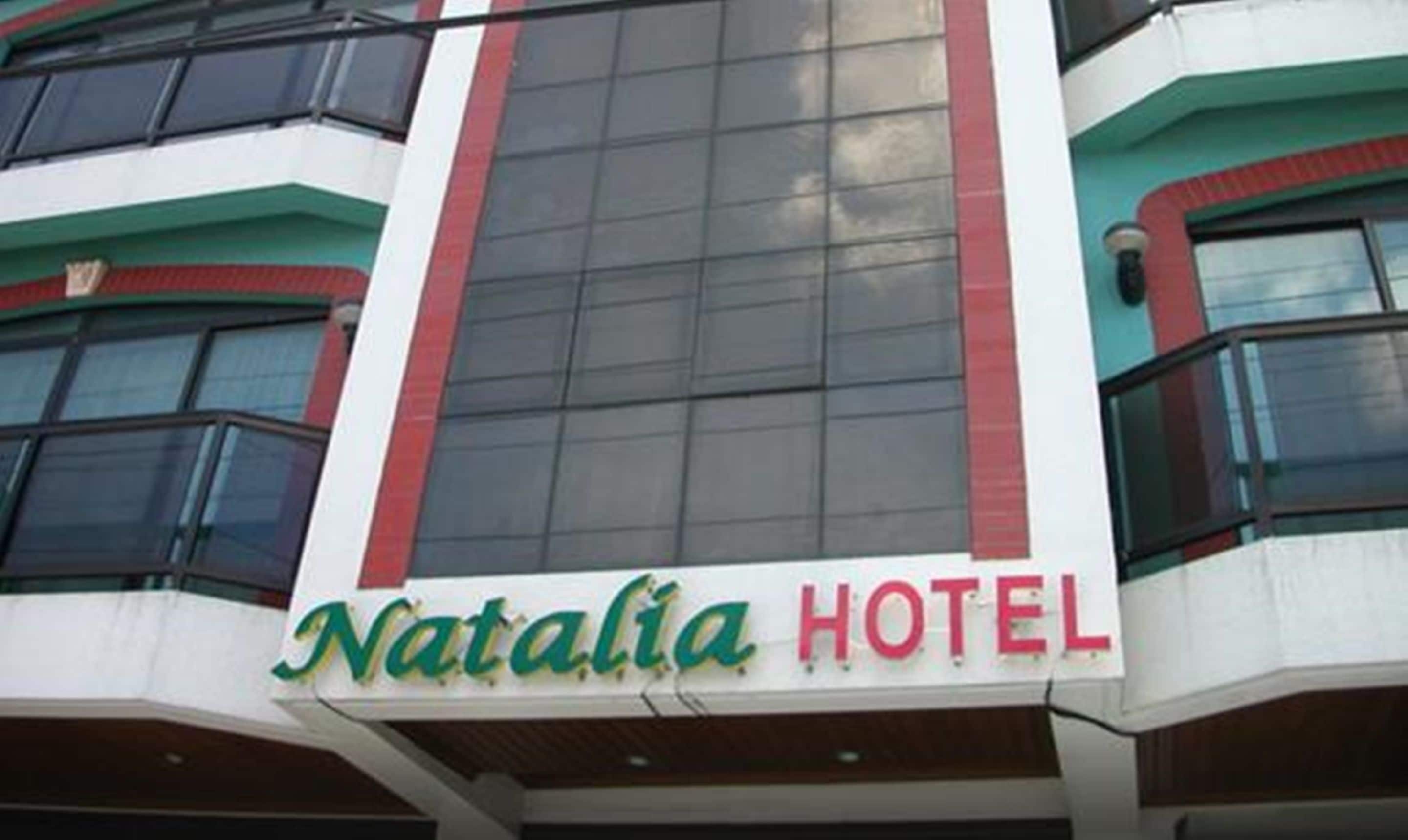 El exterior del Hotel Natalia, con un cartel llamativo que muestra su nombre.