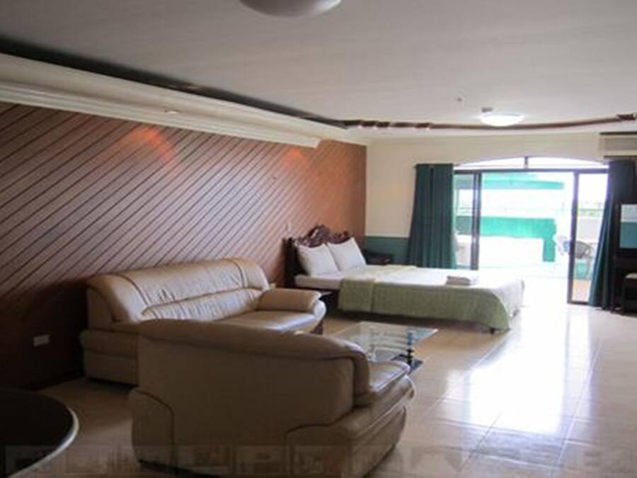 Executive Room | Minibar, free WiFi