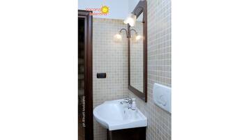 SĂšche-cheveux, serviettes fournies