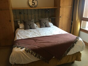 1 slaapkamer, een strijkplank/strijkijzer, gratis wifi, beddengoed