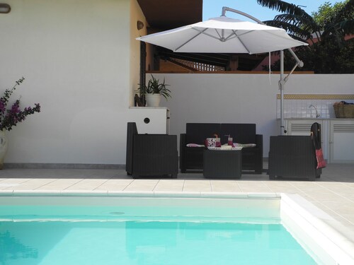 Apartment overlooking the sea with private pool