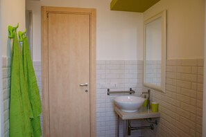 Shower, hair dryer, bidet, towels