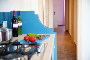 Fridge, oven, stovetop, high chair - Apartment overlooking the sea with private pool (Modica)