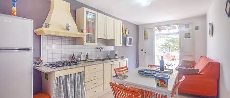 Kylskåp, spishäll, kaffe- och tebryggare och grytor/köksredskap