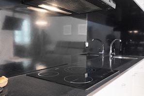 Frigorífico, microondas, placa de cocina y cafetera o tetera
