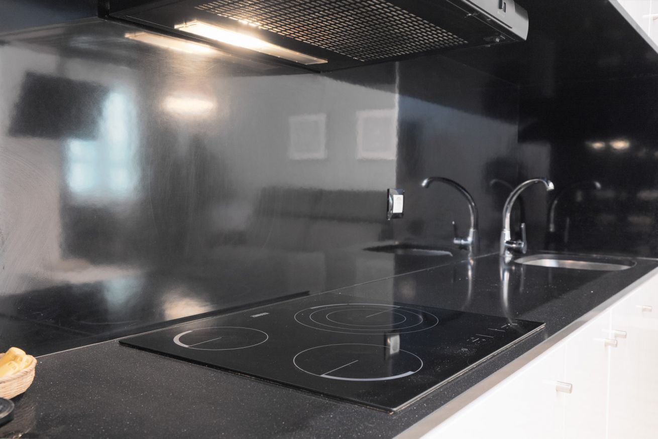 Een koelkast, een magnetron, een oven, een kookplaat