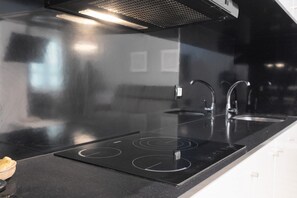 Kühlschrank, Mikrowelle, Ofen, Herdplatte