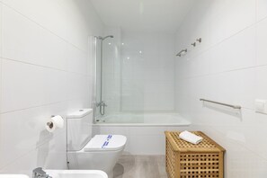 أحواض استحمام، مجففات شعر، مناشف