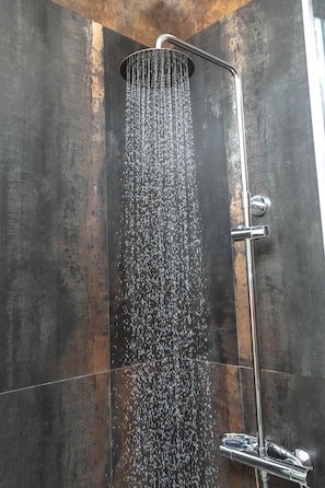 Shower, hair dryer, bidet, towels - City center apartment, comfortable, quiet, Wifi, AirCondic and Balcony (Porto)