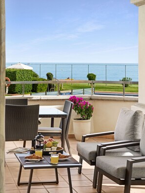 Outdoor dining - 311 Lux-Serv Apart-Estepona, 2-B'room, All Year 28c, 20m Heated Pool. Sea Views (Estepona)