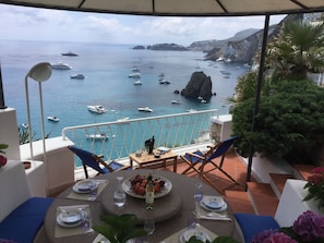 Outdoor dining - SPLENDID VILLA IMMERSED IN THE GREEN PEAK ON THE SEA (Le Forna)