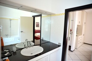 Duschwanne, Haartrockner, Bidet, Handtücher