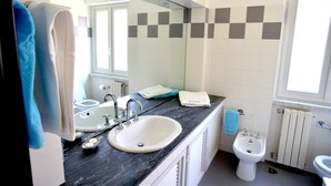Ein Badezimmer mit Waschbecken, Bidet und Spiegel.