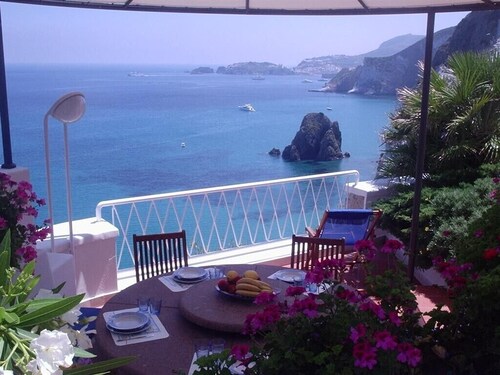 SPLENDIDE VILLA IMMERGÉE DANS LA POINTE VERTE DE LA MER