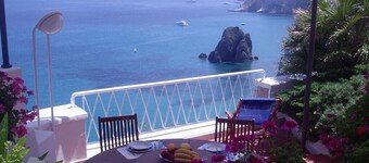 SPLENDID VILLA IMMERSED IN THE GREEN PEAK ON THE SEA