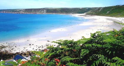 Reetdachferienhaus mit großem Garten an einem Strand in Cornwall