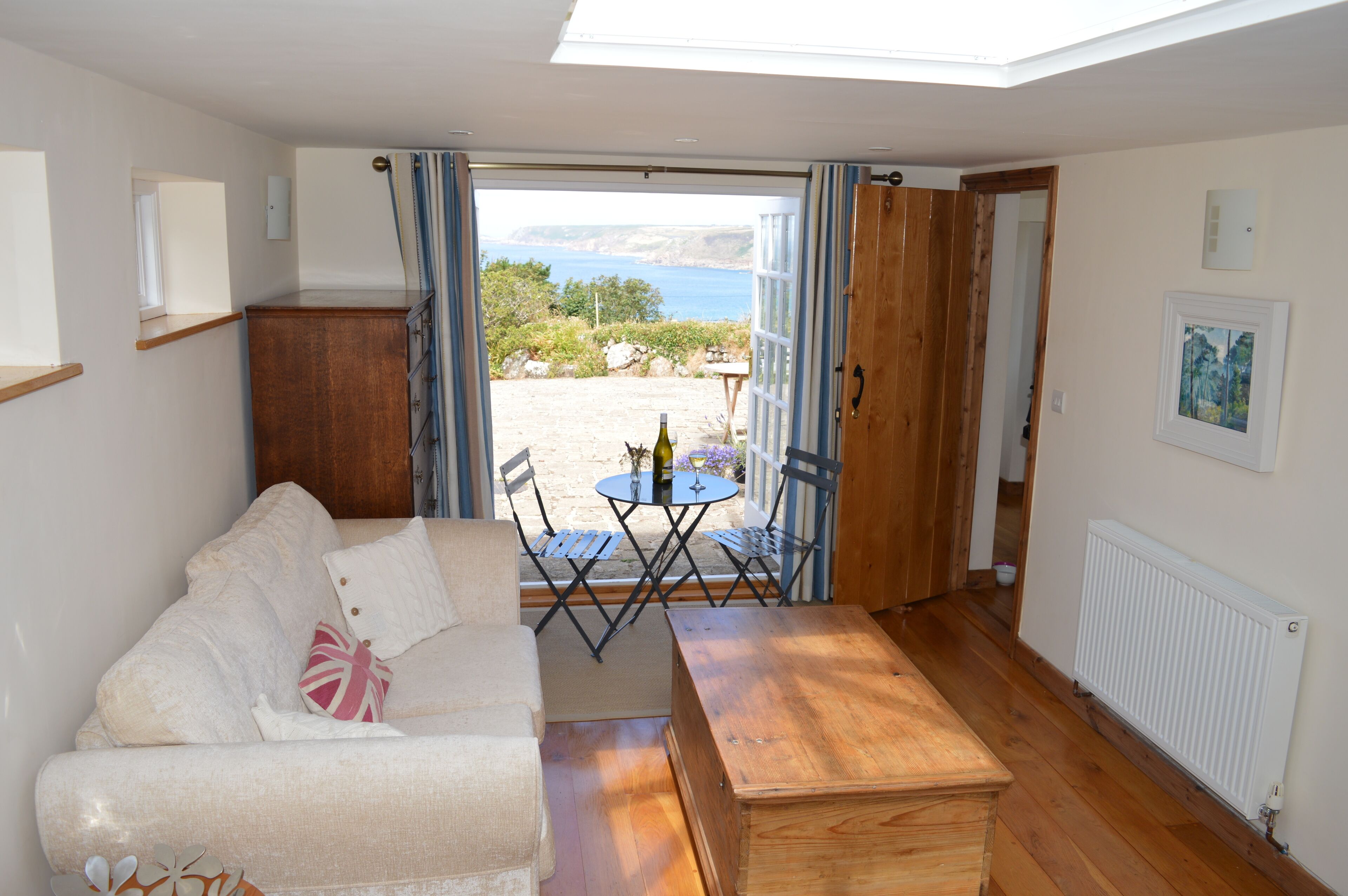 TV connectée, cheminée, lecteur de DVD, livres