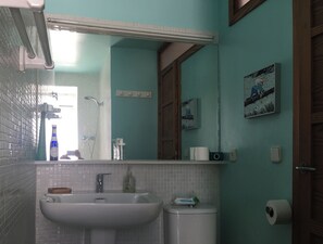 Sèche-cheveux, serviettes fournies, savon, shampoing